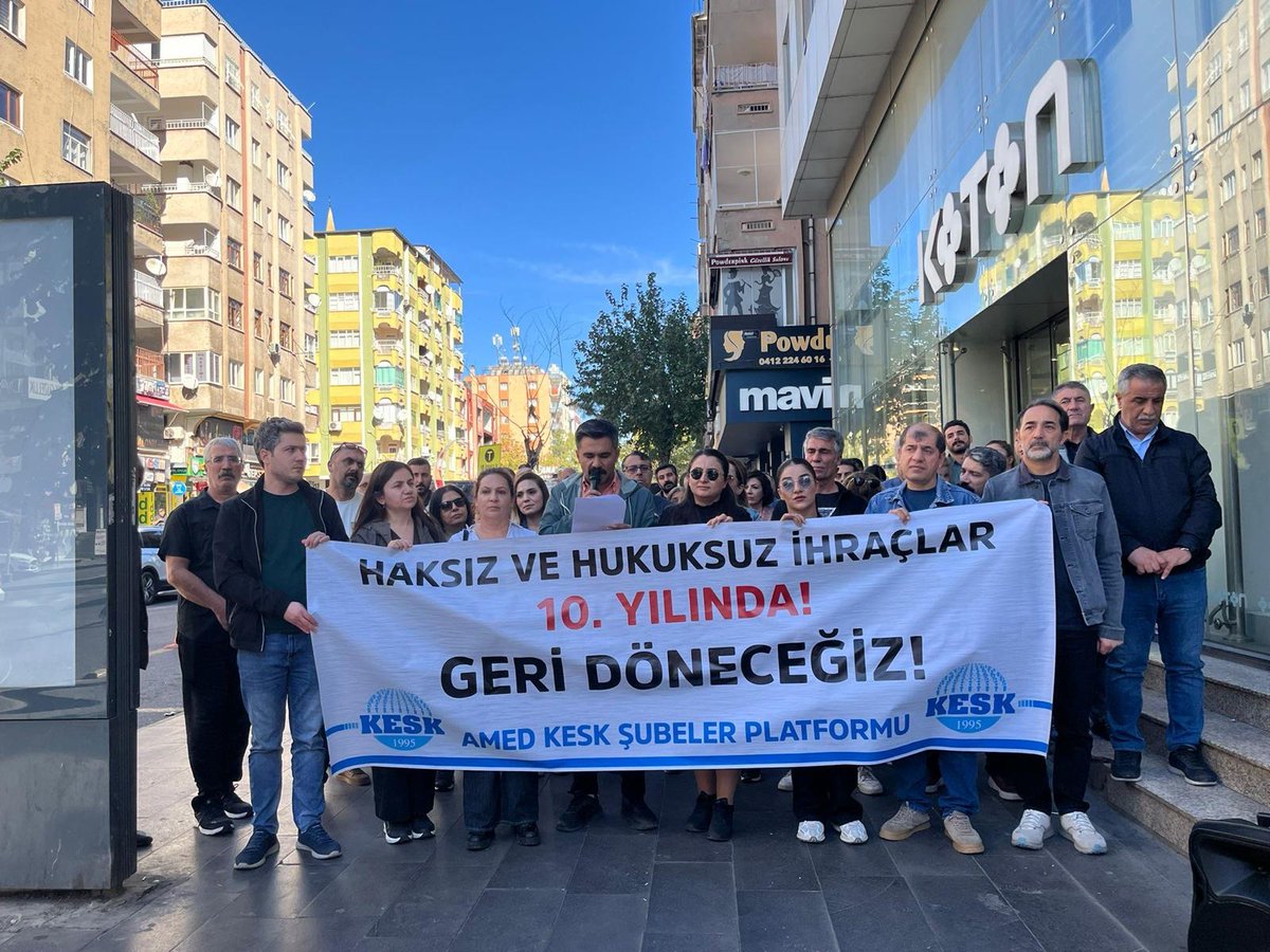 OHAL sürecinde çıkarılan KHK'lara karşı Amed Emek ve Demokrasi Platformu'nun "KHK’ler Gidecek Biz Kalacağız" şiarıyla her hafta gerçekleştirdiği eyleme katılım sağladık. 

OHAL sürecinde hukuk ayaklar altına alınarak, siyasi kararlarla çıkarılan 675 No'lu KHK'nin yayımlanmasının