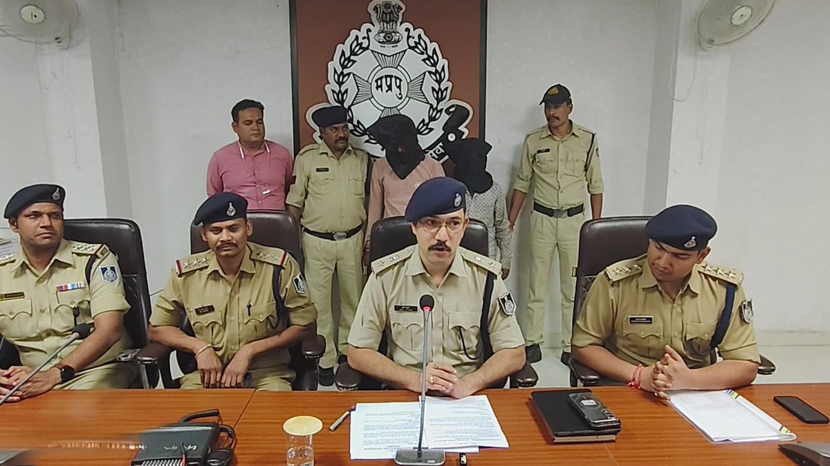 👉थाना माणकचौक रतलाम पुलिस की त्वरित कार्रवाई 
👉12 घंटे के भीतर सनसनीखेज महिला हत्या कांड का खुलासा, दो आरोपी गिरफ्तार
facebook.com/share/v/1AnaBL…
<a href="/CMMadhyaPradesh/">Chief Minister, MP</a> <a href="/mohdept/">Home Department, MP</a> <a href="/MPPoliceDeptt/">Madhya Pradesh Police</a> <a href="/DGP_MP/">DGP MP</a> <a href="/IgpUjjain/">IGP_Ujjain</a> <a href="/DIG_RATLAM_MP/">dig_ratlam@mppolice.gov.in</a> <a href="/JansamparkMP/">Jansampark MP</a> <a href="/projsratlam/">PRO JS Ratlam</a>