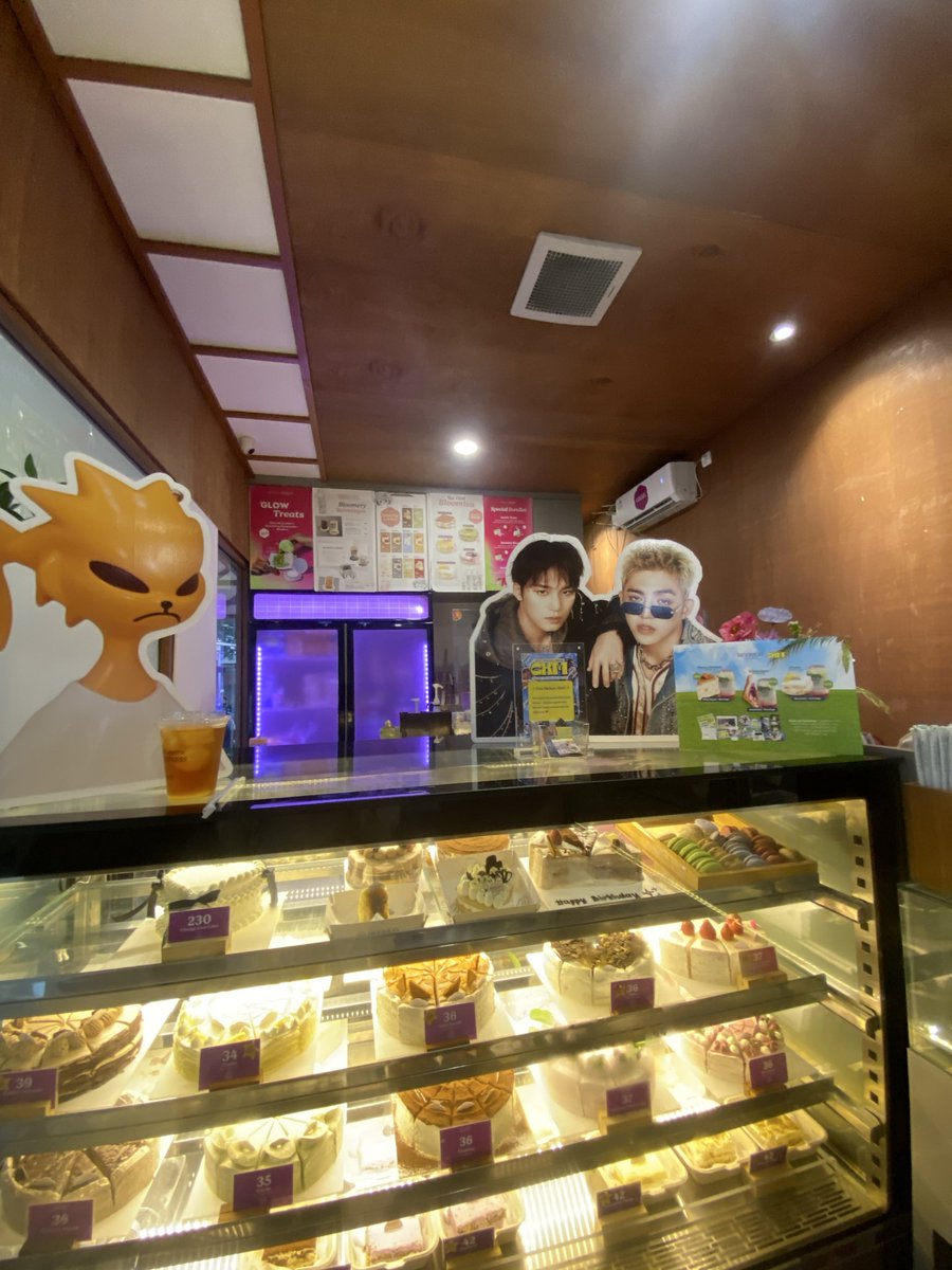 Kebetulan aku lagi ajak ibuku jalan” ke blok M, trus ternyata ada event CXM guys… hoki bgt hha gk tau ada event soalnya😭🤣

Mau Infoin aja siapa tau ada yg mau kesana…. Katanya besok terakhir ada eventnya, lokasinya ada di deket photo booth Out Studio.