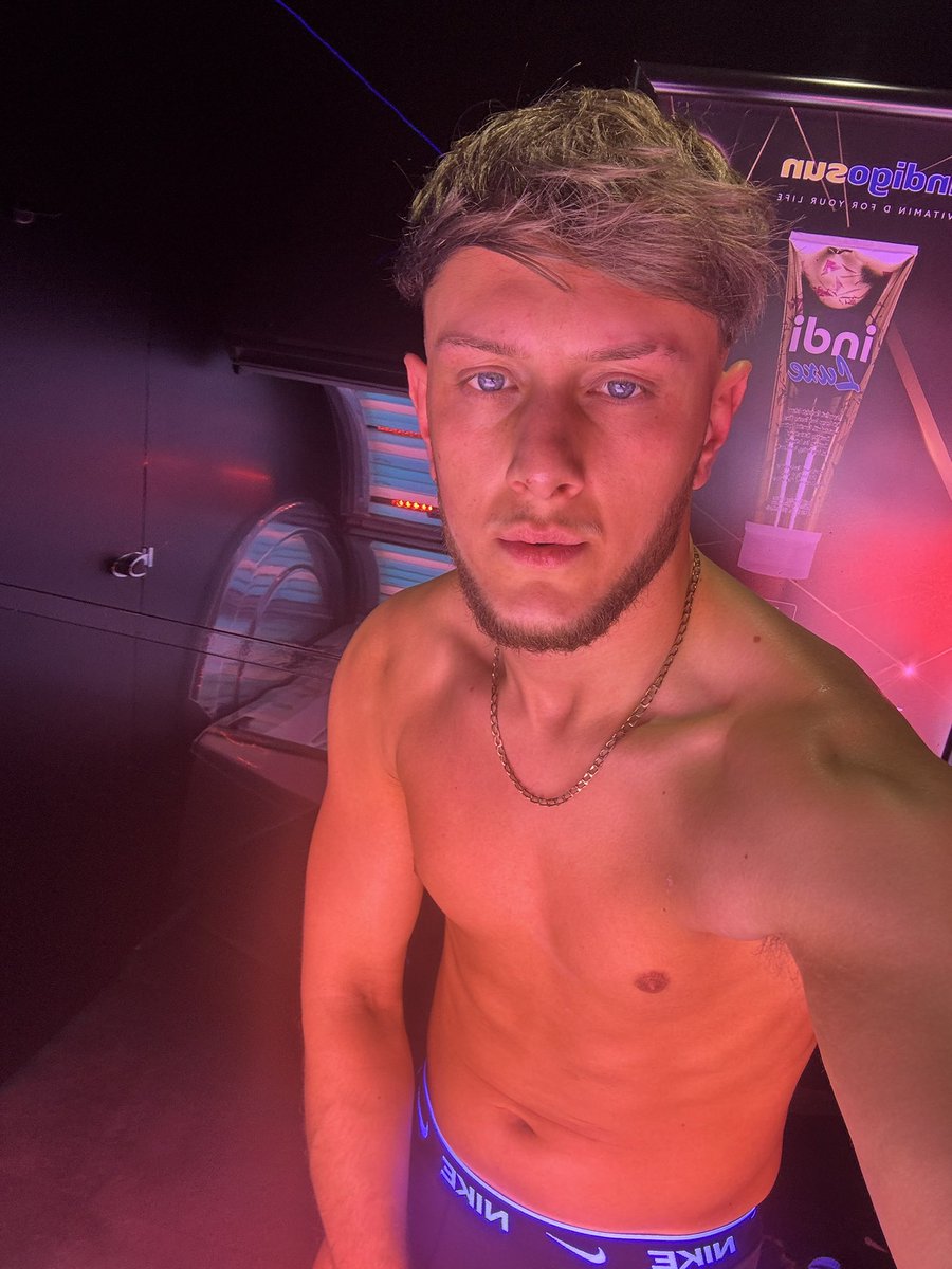 Which lucky beta is reimbursing my sunbeds. £25 and you can thank me in my DMs one done. You have one purpose now fulfill it😉 #findom #master #paypig #alpha