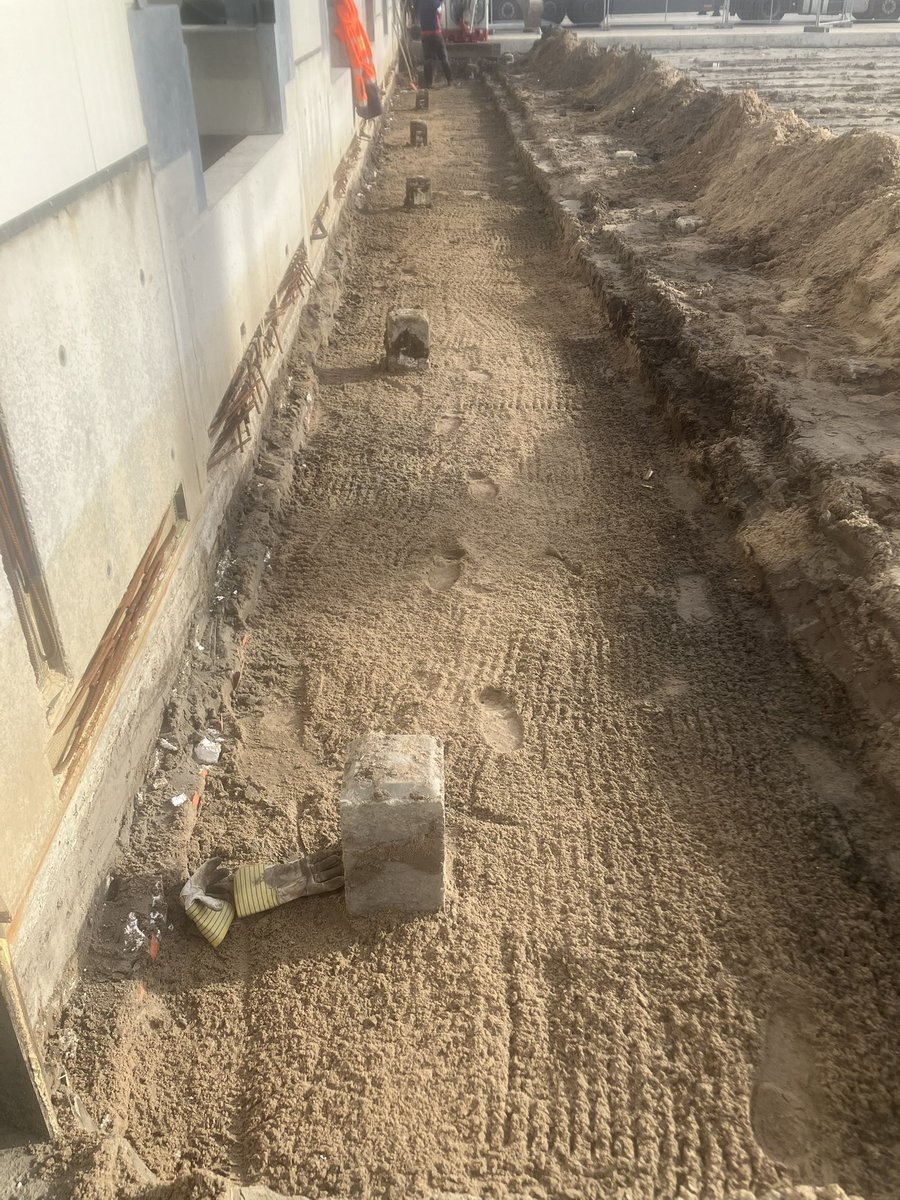 CHKBouwBV's tweet image. Afgelopen week zijn de palen geheid voor het laaddock bij @JansenTransport ook is het graafwerk gereed en zijn de palen en de laatste hakwerkzaam gereed om te kunnen starten met de bekisting. #mooiwark