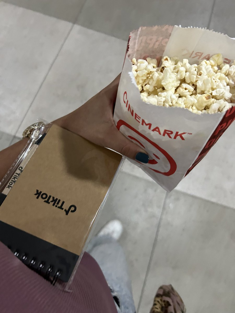 swift_jheni's tweet image. tiktok bancando aulao pre enem