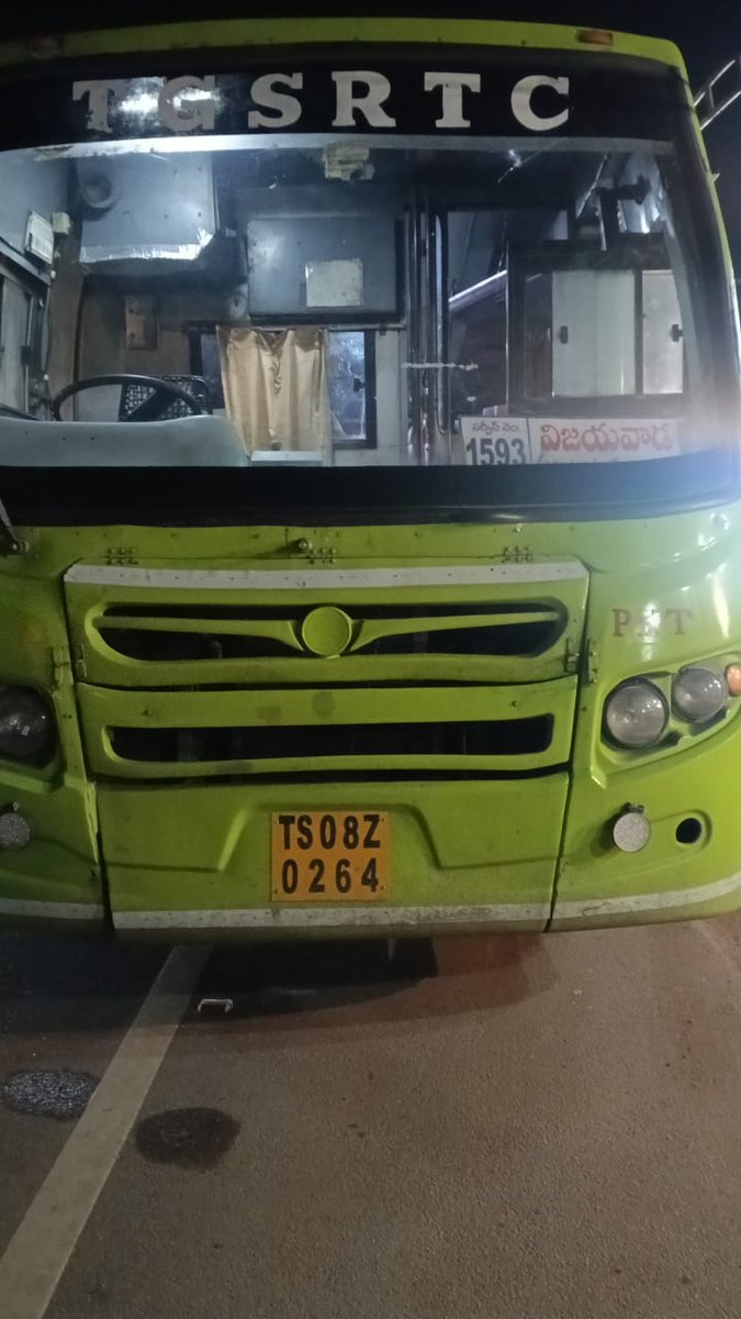 You_Me1122's tweet photo. Bus service no. 1593 from Hyd to Vij, which broke down near Pochampally about 2 hours ago. There’s been no proper response from the driver or support team. It’s disappointing to see such frequent issues with no action from the authority. Hope the govt takes this serious @TGSRTCHQ https://t.co/M6GdzkzsGQ