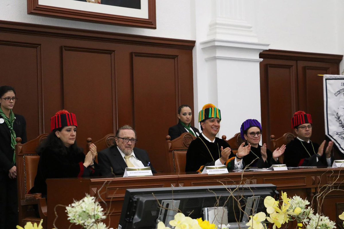Hoy recordamos en su natalicio a un gran artista mexicano, hombre sensible y dinámico, genio de la estética y de la luz, ilustre pintor esencialmente humanista, #LeonardoNierman; a quien durante mi rectorado en la #UAEMéx tuve el honor de entregar el Doctorado Honoris Causa.🕊️👏🏼