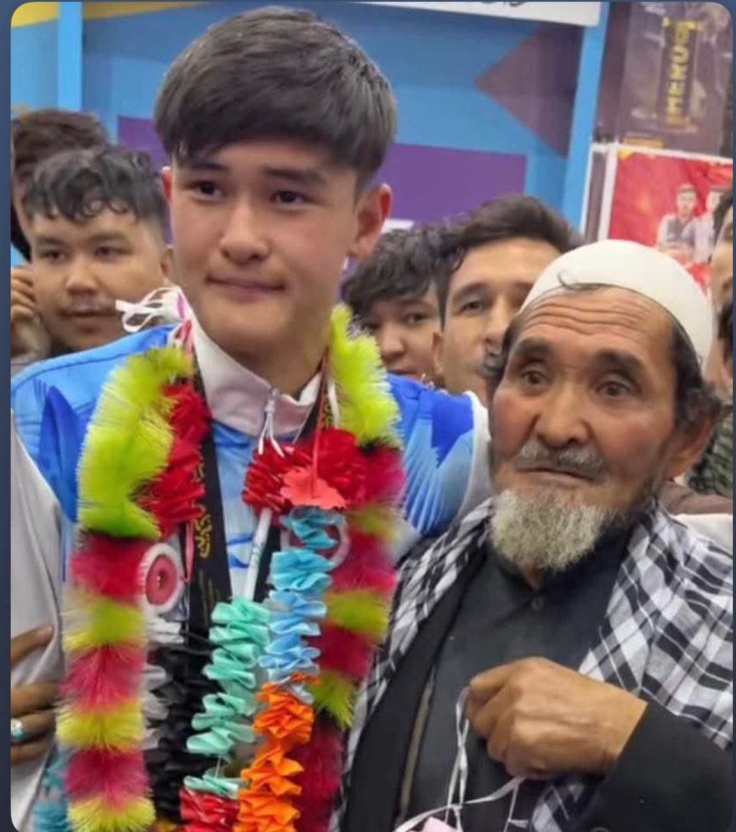 laila_mohammadi's tweet image. در این آغوش، تمام تاریخ هزاره‌ها خلاصه شده است، رنج و امید، ستم و سربلندی!
پدری که به جرم «هزاره بودن» محکوم همیشگی بود و پسری که با همان نام بر قله‌ی افتخار ایستاد.
پدری که وطن، او را نادیده گرفت؛ اما پسر با تلاش و صبوری نام همان وطن را سربلند کرد.
این است افغانستان، جایی که درد…