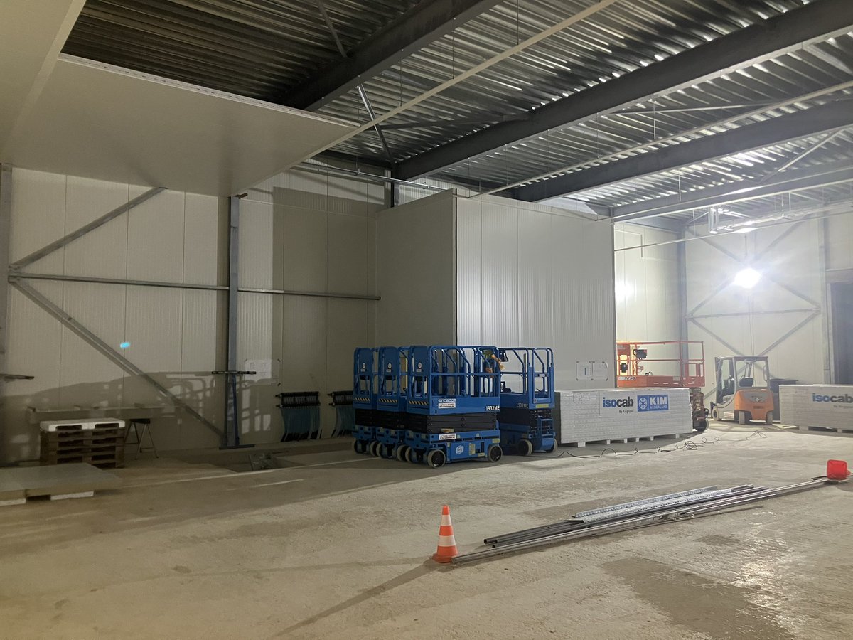 CHKBouwBV's tweet image. In de vriescel bij @JansenTransport zijn de rails gemonteerd en is er gestart met de wapening in hal 1 en hal 2 ligt er ook alweer  klaar voor. Tevens gaat de montage van de wanden en plafonds in de expeditie ook lekker door #beginteroptelijken