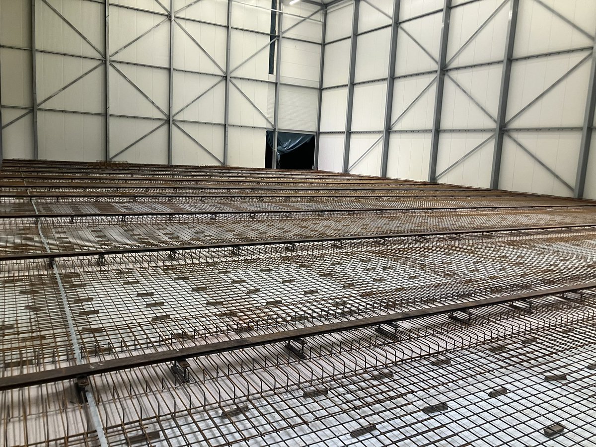 CHKBouwBV's tweet image. In de vriescel bij @JansenTransport zijn de rails gemonteerd en is er gestart met de wapening in hal 1 en hal 2 ligt er ook alweer  klaar voor. Tevens gaat de montage van de wanden en plafonds in de expeditie ook lekker door #beginteroptelijken