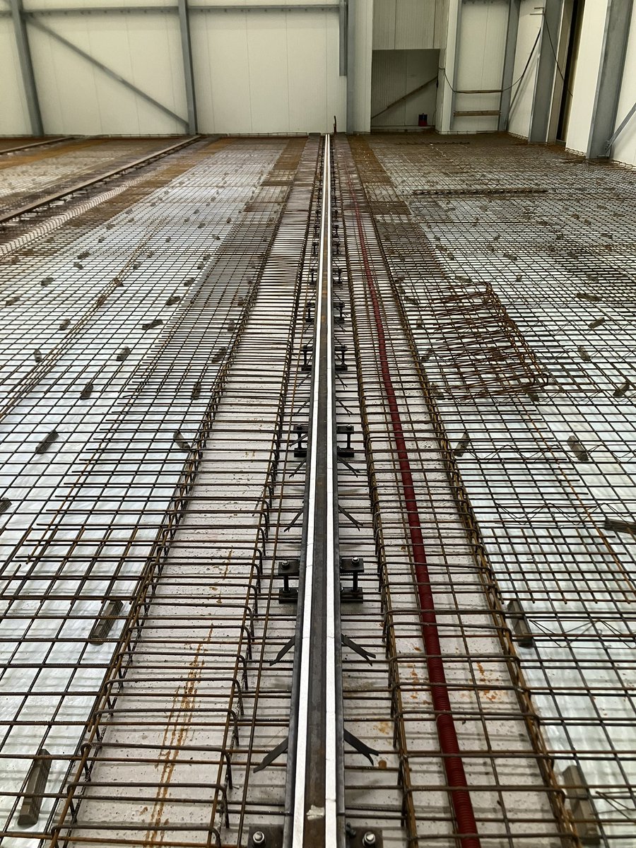 CHKBouwBV's tweet image. In de vriescel bij @JansenTransport zijn de rails gemonteerd en is er gestart met de wapening in hal 1 en hal 2 ligt er ook alweer  klaar voor. Tevens gaat de montage van de wanden en plafonds in de expeditie ook lekker door #beginteroptelijken