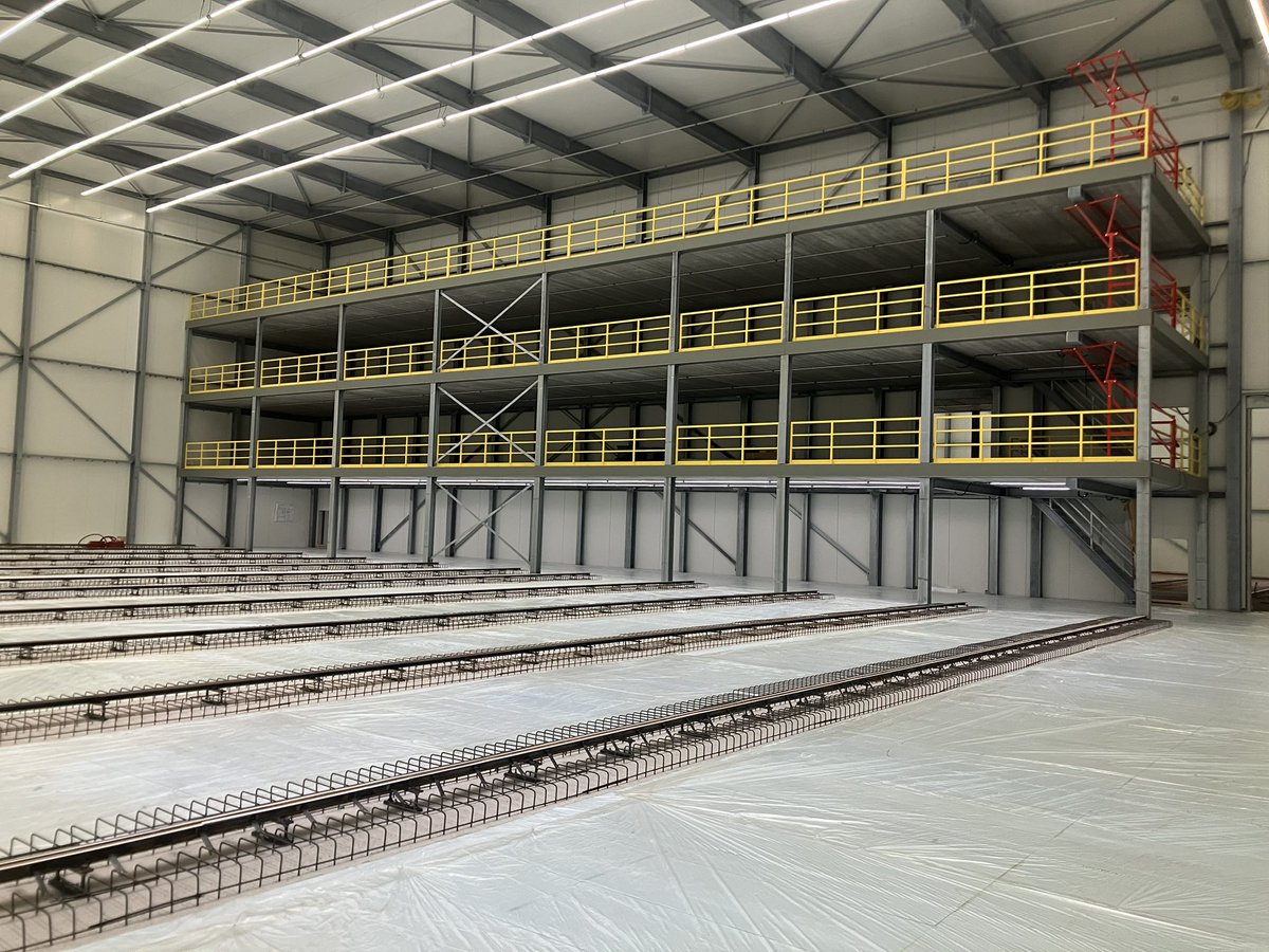 CHKBouwBV's tweet image. In de vriescel bij @JansenTransport zijn de rails gemonteerd en is er gestart met de wapening in hal 1 en hal 2 ligt er ook alweer  klaar voor. Tevens gaat de montage van de wanden en plafonds in de expeditie ook lekker door #beginteroptelijken