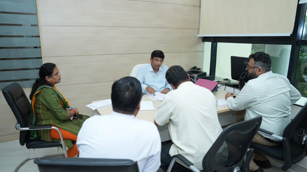 HUDDeptOdisha's tweet image. Empathy in Action: Strengthening Urban Governance for Every Citizen

Reinforcing its commitment to citizen-centric and empathetic governance, the Housing &amp;amp; Urban Development Department, Govt. of Odisha, organised a special Camp Court at UNNATI Bhawan under the leadership of Smt.…