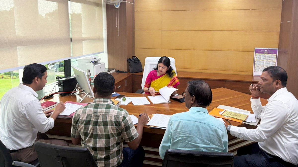 HUDDeptOdisha's tweet image. Empathy in Action: Strengthening Urban Governance for Every Citizen

Reinforcing its commitment to citizen-centric and empathetic governance, the Housing &amp;amp; Urban Development Department, Govt. of Odisha, organised a special Camp Court at UNNATI Bhawan under the leadership of Smt.…