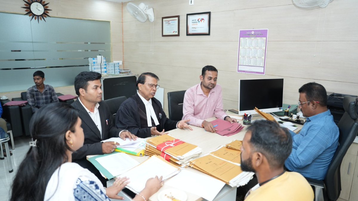 HUDDeptOdisha's tweet image. Empathy in Action: Strengthening Urban Governance for Every Citizen

Reinforcing its commitment to citizen-centric and empathetic governance, the Housing &amp;amp; Urban Development Department, Govt. of Odisha, organised a special Camp Court at UNNATI Bhawan under the leadership of Smt.…