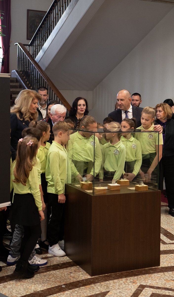 В деня на отворените врати в президентската институция беше удоволствие с вицепрезидента да посрещнем стотици граждани, много от които млади хора. Вярвам, че в тях ще продължава да гори неугасващата искра на нашите възрожденци