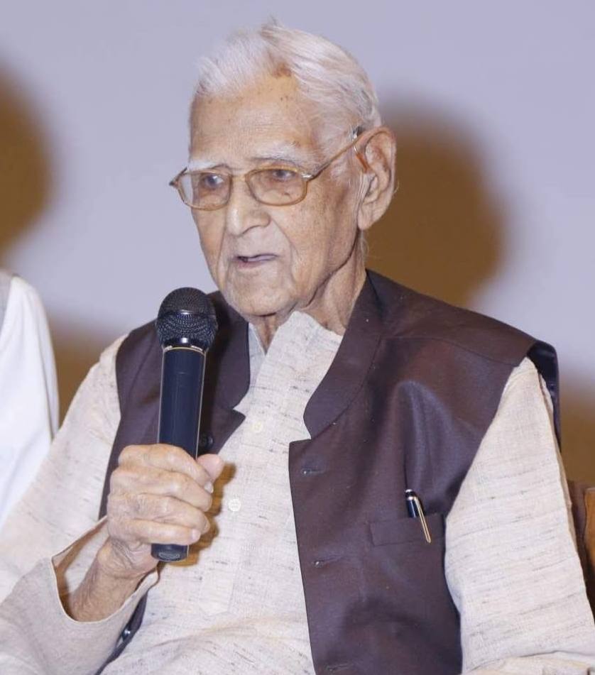 " किसी को गिराया न ख़ुद को उछाला
कटा ज़िंदगी का सफ़र धीरे धीरे
जहाँ आप पहुँचे छलांगें लगा कर
वहाँ मैं भी पहुँचा मगर धीरे धीरे.. "
      
        ~श्री रामदरश मिश्र (सादर श्रद्धांजलि 💐)