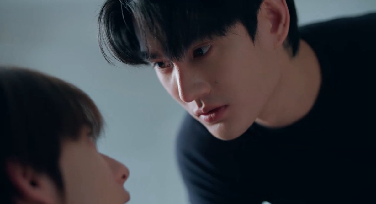 نظراتهم لبعض توحي بالتلاعُب ، يلعبون على بعض من خلالها و يأثرون على بعض