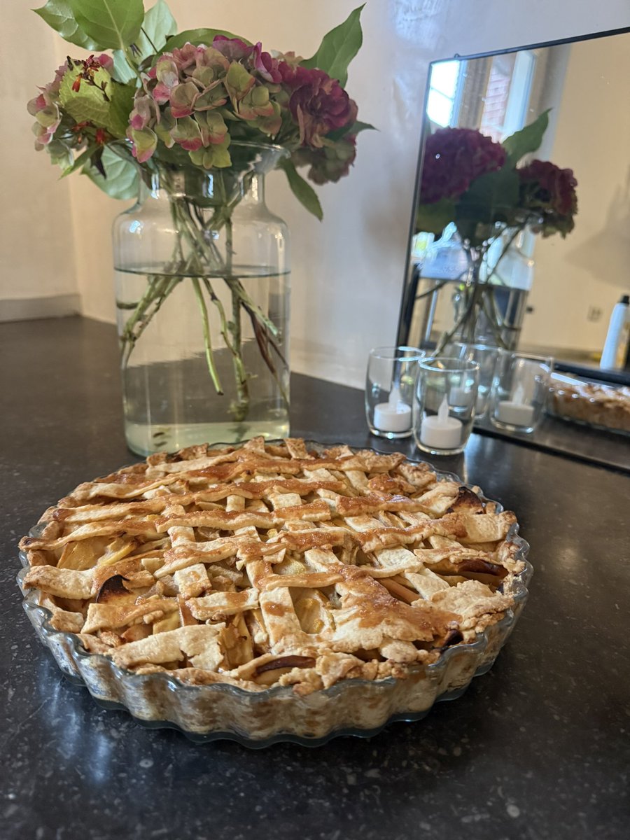 Een heerlijke zoete baklucht in huis!! 

Appels + peren + een vleugje liefde = vlaaigeluk! 🍎🍐 met fruit uit eigen tuin — verser en lekkerder wordt het niet. 🥧✨ 
Een fijn weekend voor iedereen!
#fruitvanhetseizoen 
#biologisch #moederaarde