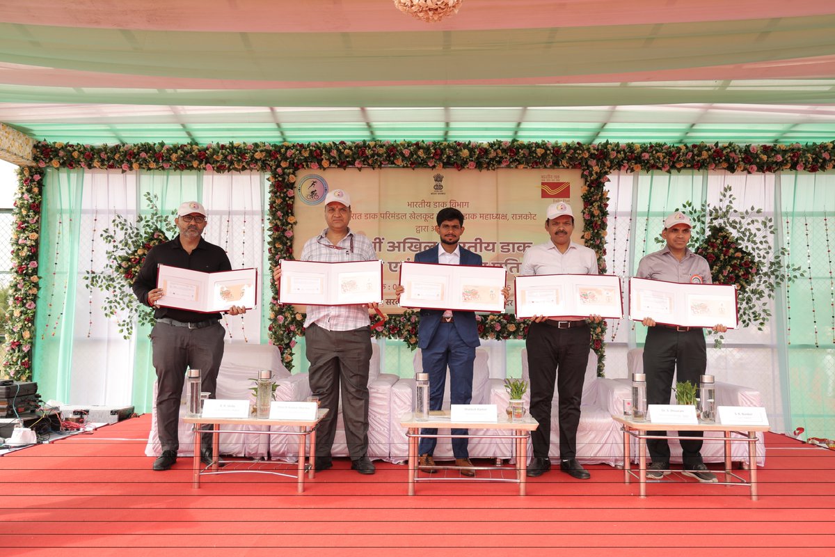 pmg_rajkot's tweet image. Today, A special Cover was released by Rajkot Postal Region to commemorate the event of 36th All India Postal Athletics and Cycling Tournament - 2025-26 at Porbandar.

#Indiapost 
#specialcover 
#porbandar 
#rajkot 
#rajkotpostalregion 
#gujarat
#athletics
#cycling