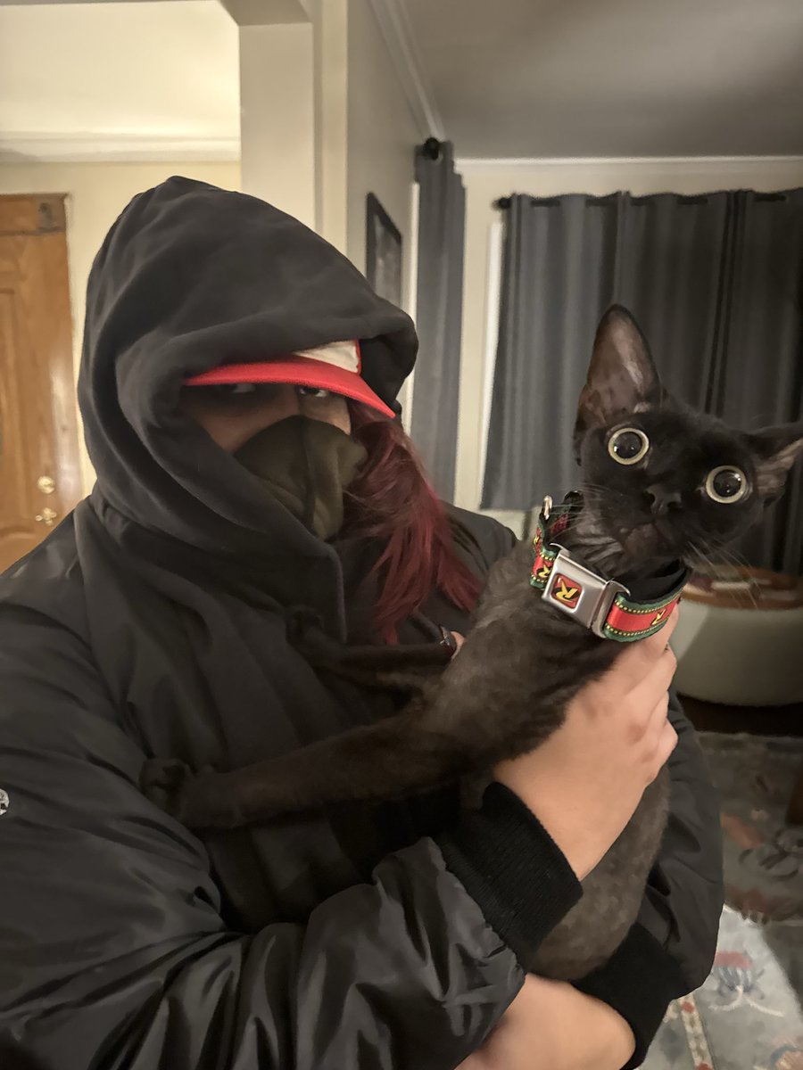 vicotine2's tweet photo. my gf and i with our costumes + my last four watched https://t.co/lhmpoNAyOd