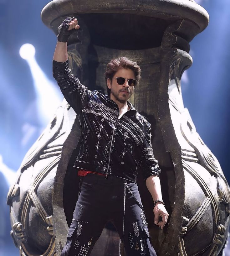 iSRKzObsessed's tweet image. Behtareen edit, bhai! Loved it, keep cooking, mass macha doge.. 💥

#HappyBirthdaySRK