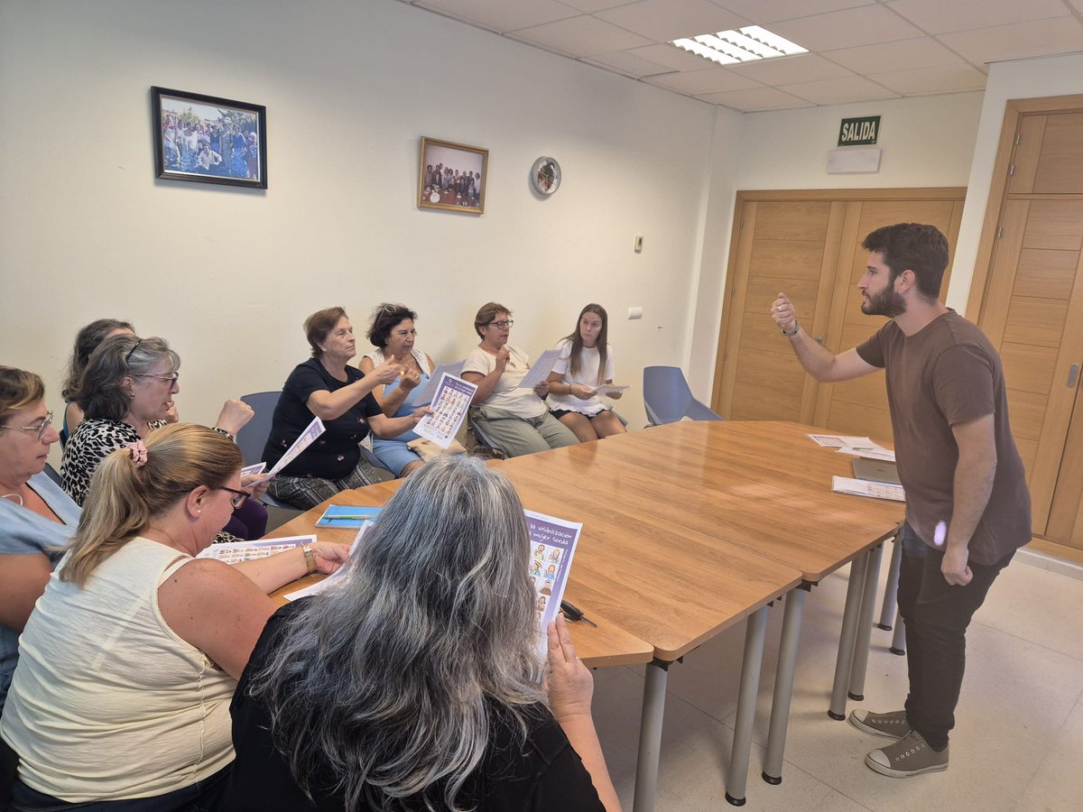 💜 Finalizamos el Taller de Sensibilización y LSE en Jerez, gracias al apoyo de la <a href="/dipucadiz/">Mª del Mar Delgado</a>.
Una jornada de aprendizaje, empatía y comunicación inclusiva en la Federación Voz de las Mujeres (San José Obrero). 👏🤝

#LSE #Inclusión #Jerez #Igualdad #DiputaciónDeCádiz