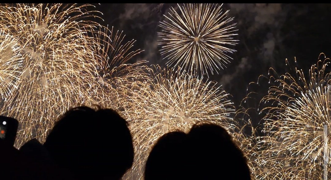 mugen_script's tweet image. #土浦花火大会
#土浦全国花火競技大会

東京から二時間かけて土浦の花火大会へ

今夜のハイライトは二男（8）の
「こんな面白いものがあるのか…」
の一言

人生はそういうものを求める旅なんだよ

世界がお前らを待っているぞ