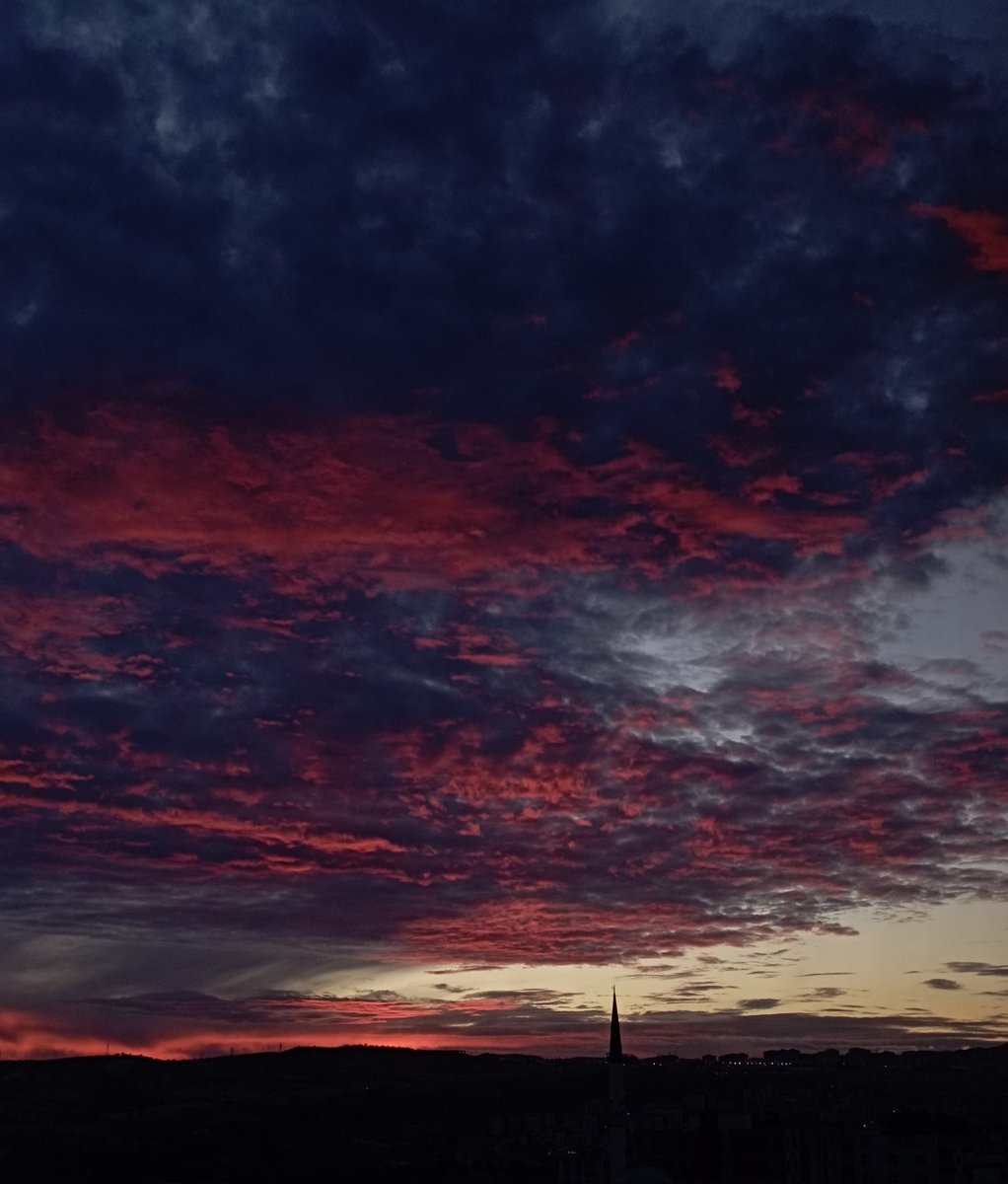 Gökyüzü gün batımın da show yapıyor.. 🫠