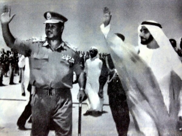 الإماراتيين الذين يزايدون على #السودان وينكرون اي فضل للسودان عليهم هذا جزء بسيط من ما قدمه السودان لكم ، السودان كان بمثابة الاخ الاكبر  وهو من قدم لكم العقول والخبرات التي اوصلتكم إلى ما نتم عليه اليوم ، وبدل رد المعروف قمتم بدعم الإرهاب والدمار والخراب في السودان :

عندما