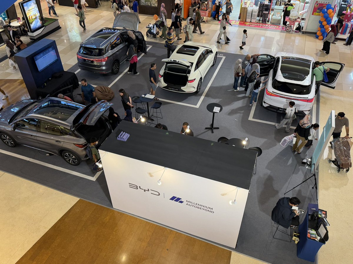 foreverjudge7's tweet image. Banyak promo kereta kat IOI Putrajaya.

🚗 Proton e.MAS, BYD dan MG Motor

#ioi #putrajaya #proton #byd #mgmotor