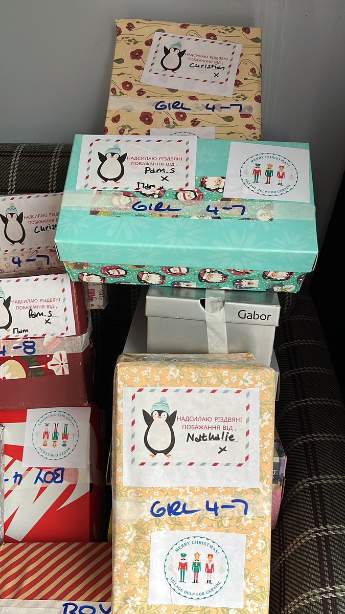 hannah_1973's tweet image. So far, we’ve managed to make up over 100 shoebox gifts with more coming from local groups and individuals over the next few days 🎁🎄🎅🏼
The boxes are for children of all ages and will passed to @Doshka_F @Bf_ghost_ua @frontlinekit @HugsUkraine and the Social Care team via…