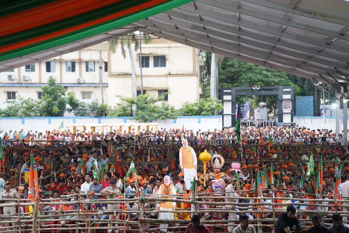 आज हाजीपुर में आयोजित एनडीए की विशाल जनसभा में सम्मिलित हुआ,माननीय गृह मंत्री श्री <a href="/AmitShah/">Amit Shah</a> जी ने वर्चुअल माध्यम से सभा को संबोधित किया।

बारिश का बाबजूद सभा में उमड़ा जनसैलाब इस बात का प्रमाण है कि बिहार की जनता को माननीय प्रधानमंत्री श्री <a href="/narendramodi/">Narendra Modi</a> जी के विकास और विश्वास