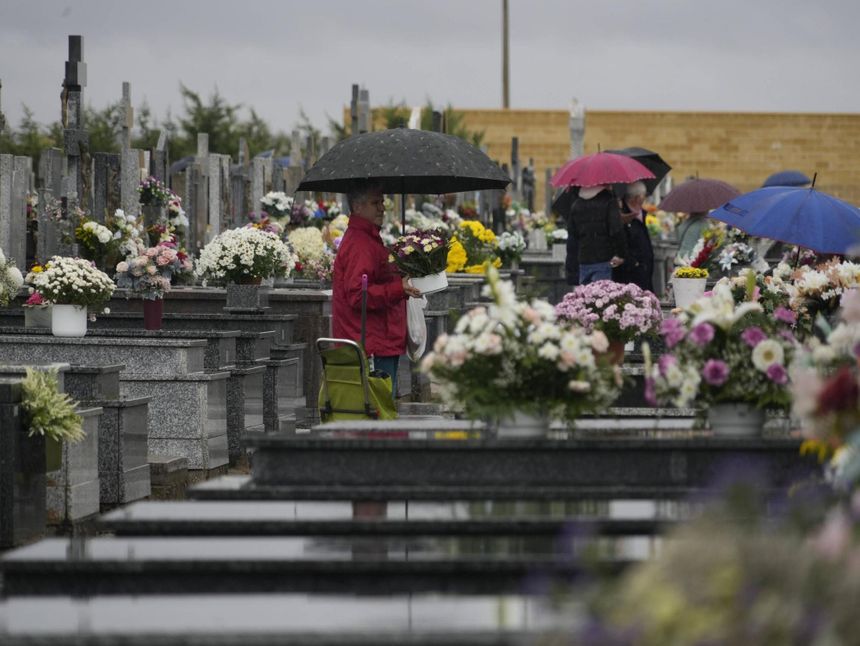🇪🇸 En el #DíaDeTodosLosSantos honramos a nuestros difuntos, mantenemos viva la llama de la memoria y celebramos nuestras raíces.
Flores, castañas, buñuelos y recogimiento: así honramos a los nuestros en España desde hace siglos. 
#Tradición #EspañaEterna