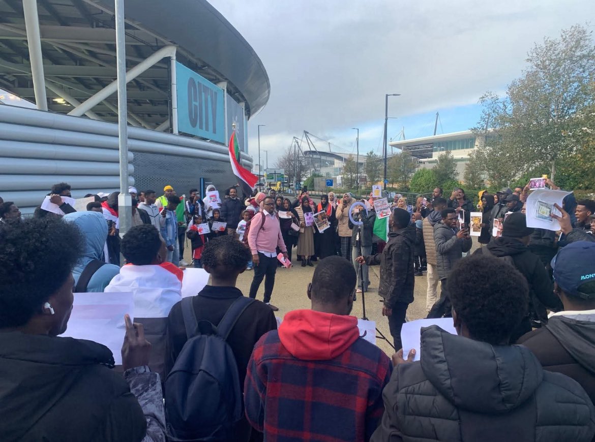 Roaarabi2's tweet photo. ⛔️من أمام ملعب مانشستر سيتي في إنجلترا سودانيين يتظاهرون رفضا للحرب التي تمول من الخارج #مانشستر #الفاشر وذلك بعد المجازر التي ارتكبتها مليشيا الدعم السريع المدعومة من الإمارات https://t.co/itxNKdZ9dS