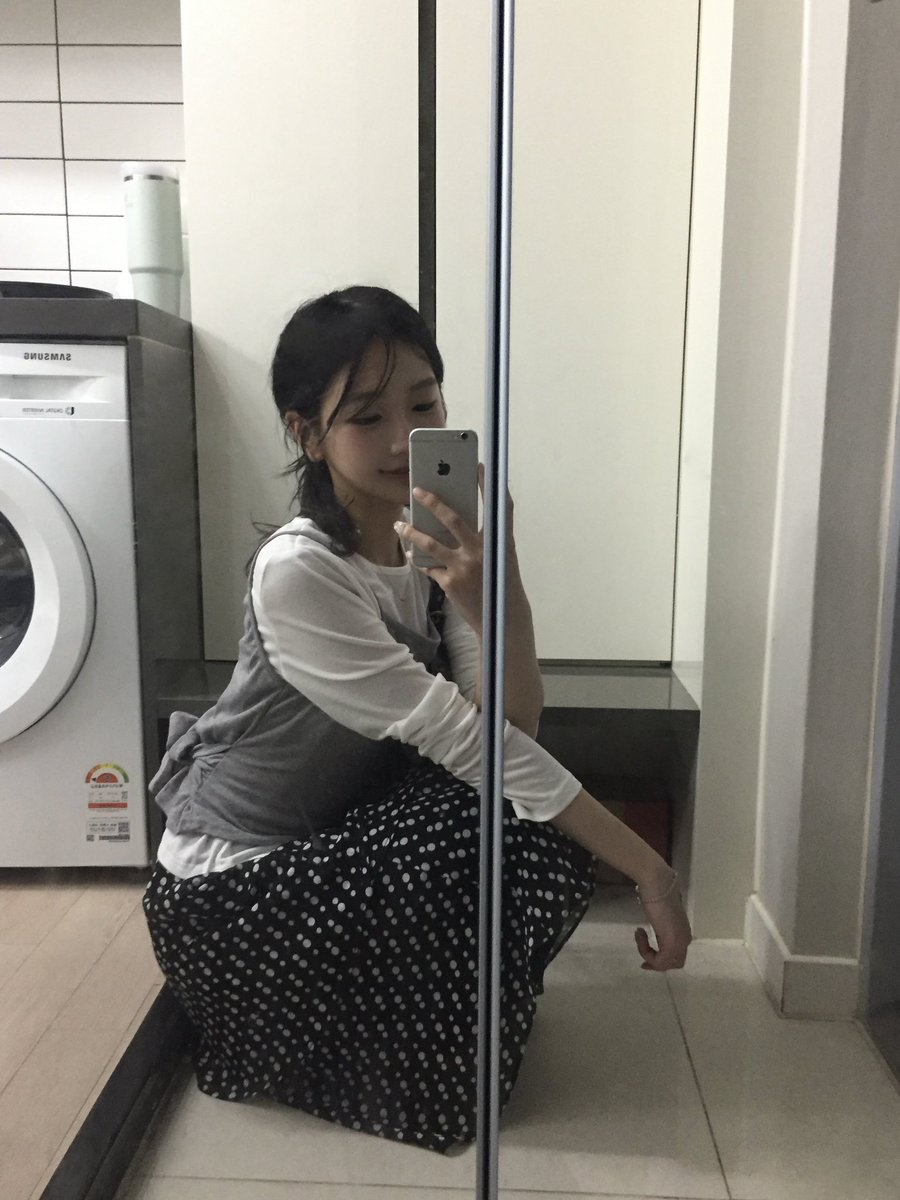 Hanalee0316's tweet photo. 빈티지샵에서 산 3000원 도트 치마… ⚫️⚪️ https://t.co/u1fp57giUR
