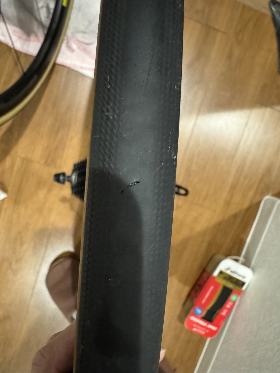 kumashigechan's tweet photo. 明日のお出かけに向けてタイヤ交換したら、これまでのリアタイヤにでかい傷。しかも一か所はケーシングまで傷が。良くパンクしなかったもんだ。 https://t.co/SjoTOuYWKq