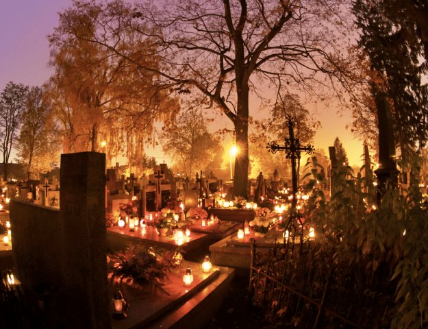 Lithuania_Based's tweet image. Vėlinės is the Lithuanian tradition similar to All Souls&apos; Day from Nov 1st to 2nd of Nov. focused on praying for the dead, lighting candles at cemeteries, and family reflection – a beautiful blend of Catholic roots and ancient pagan customs 🇱🇹🕯