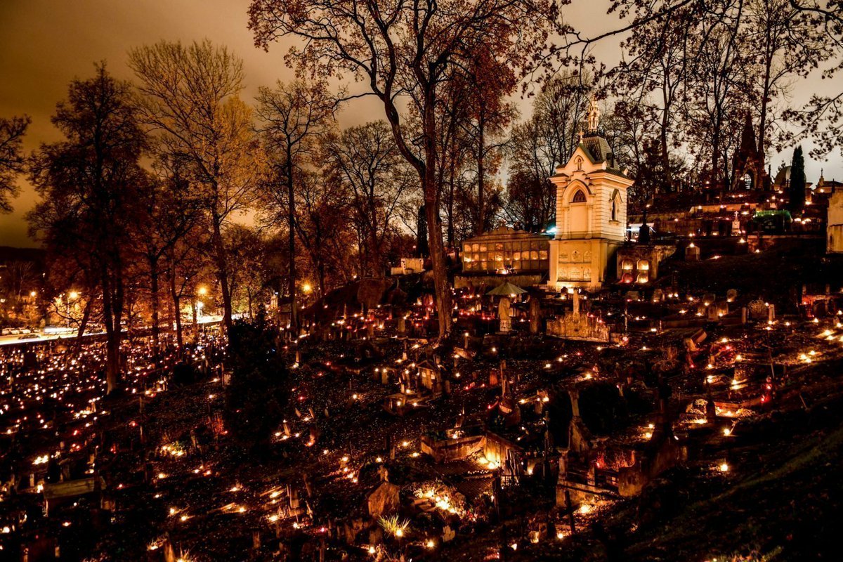 Lithuania_Based's tweet image. Vėlinės is the Lithuanian tradition similar to All Souls&apos; Day from Nov 1st to 2nd of Nov. focused on praying for the dead, lighting candles at cemeteries, and family reflection – a beautiful blend of Catholic roots and ancient pagan customs 🇱🇹🕯