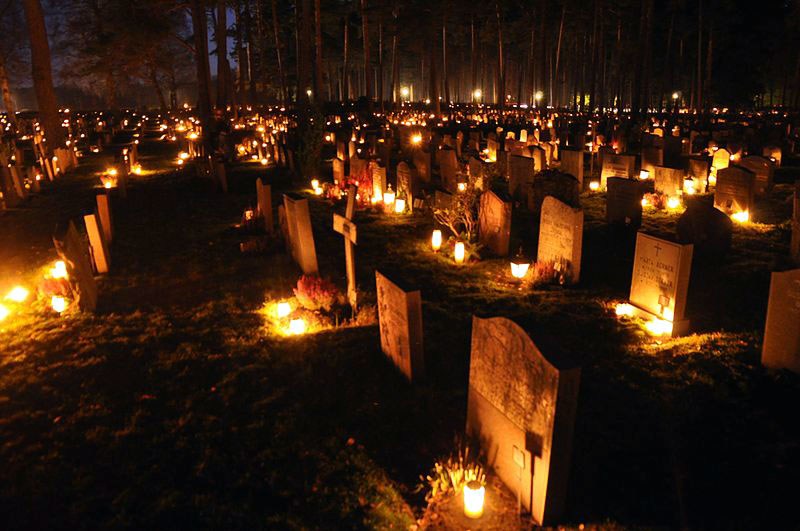 Lithuania_Based's tweet image. Vėlinės is the Lithuanian tradition similar to All Souls&apos; Day from Nov 1st to 2nd of Nov. focused on praying for the dead, lighting candles at cemeteries, and family reflection – a beautiful blend of Catholic roots and ancient pagan customs 🇱🇹🕯