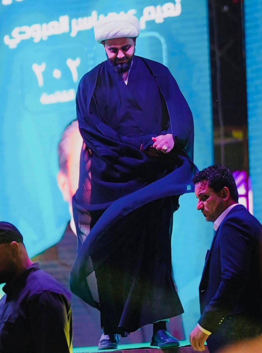 #حكاية_وطن
أنهكته العواصف لكنه ما زال يقف شامخًا يرفع راية الكرامة رغم كل ما أثقل كاهله من جراح
ذلك الرجل الذي يعتلي المنصة ليس مجرد شخص بل رمز لمرحلة وصوت ينبعث من أعماق الناس الذين ما عادوا يطيقون الصمت
خطواته على الأرض تشبه خطوات التاريخ حين يعود ليروي ما كتب بالدم والتضحيات.