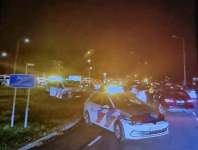 Vrijdagavond zijn bij het beëindigen van carmeetings in #Horst en #Maasbree meer dan 1000 bekeuringen opgemaakt. politie.nl/nieuws/2025/no…