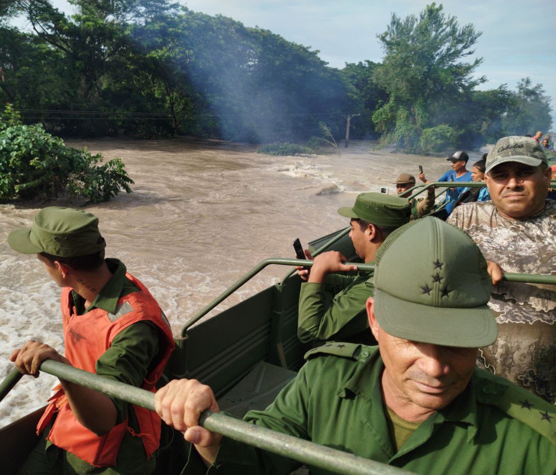 La Región Militar de Las Tunas trabaja en la evacuación en el territorio granmense de Guamo, municipio Río Cauto.
Es un trabajo cooperado con el Minint y el Consejo de Defensa.
#FARCuba