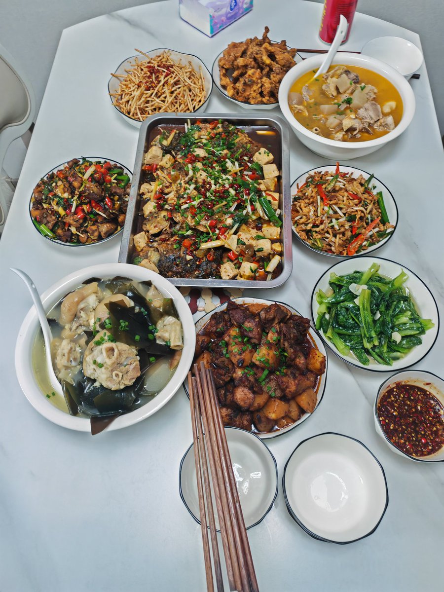 大邑肥肠血旺，蹭了一天饭。