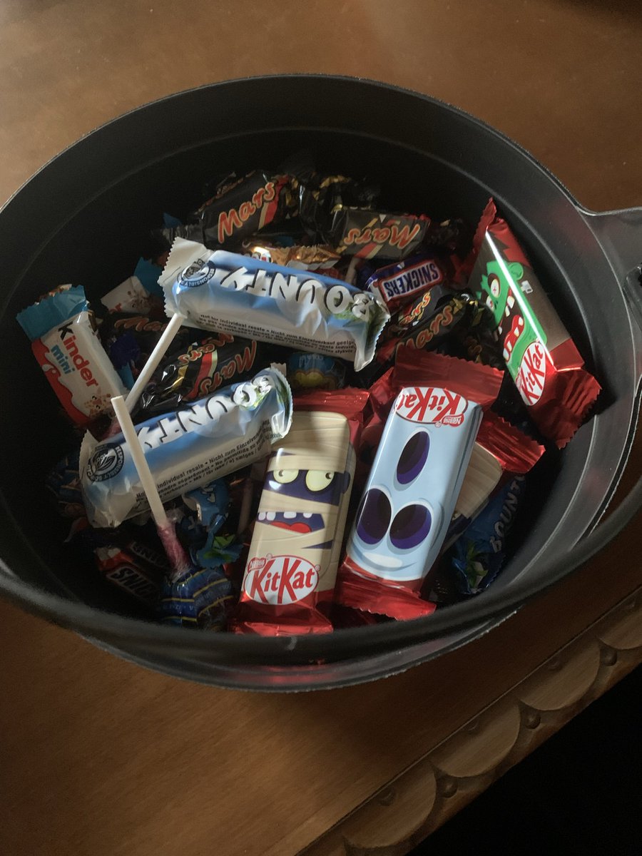 seriesable's tweet image. i stayed home until 1am before going out but only 2 kids (brothers) came. they were so happy though 🥺 but now i have candy leftover for an entire year 😭
