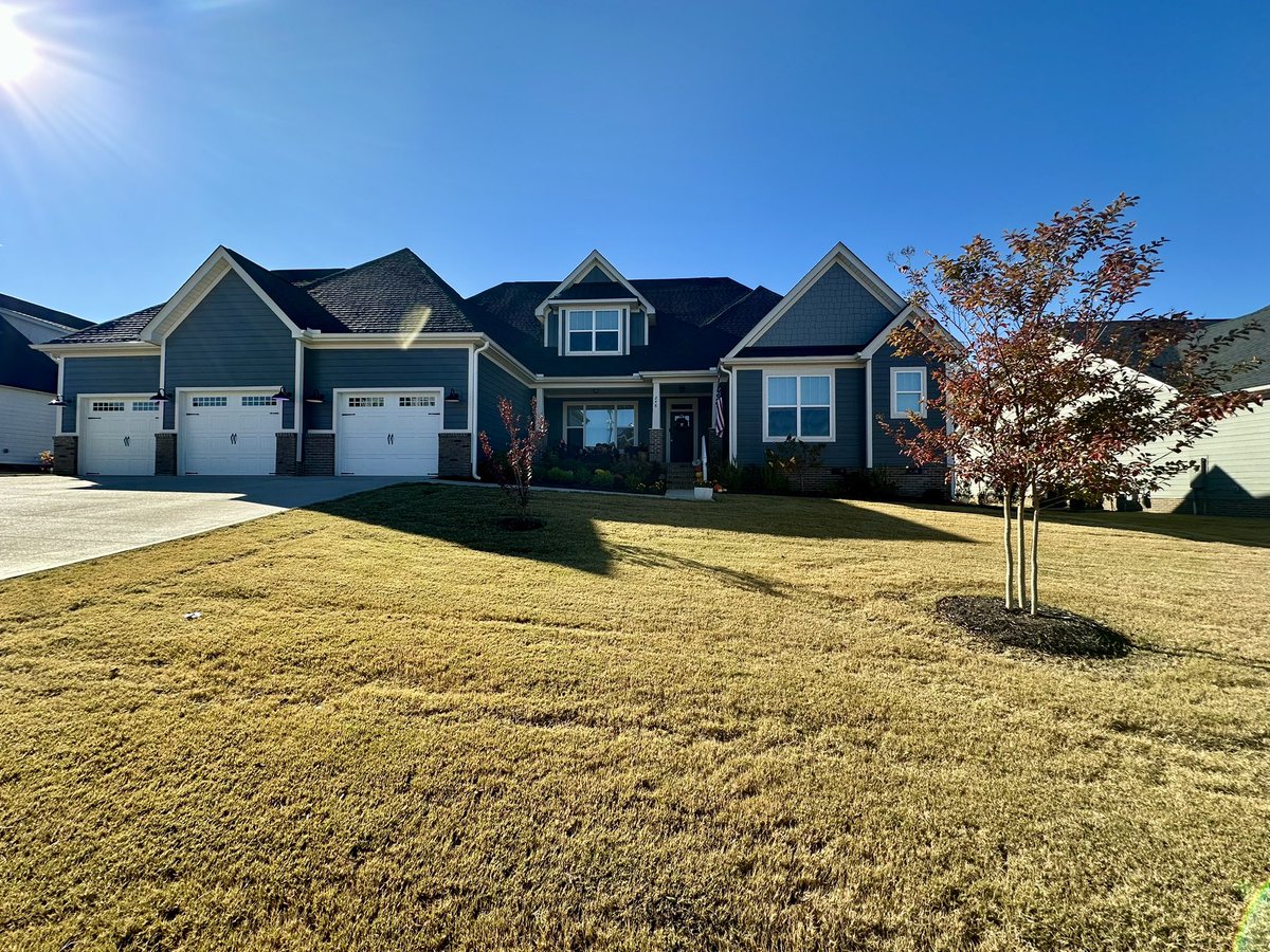 BCdee97's tweet image. Morning chore…yard undecorated!  #GettingItDone!

Happy #November1st! 🦃🎄