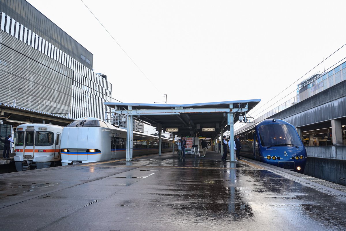 3社共演
JR東海 313系新快速
JR西日本 特急しらさぎ
伊豆急行 ロイヤルエクスプレス

2025/11/01 尾張一宮駅にて

#鉄道写真
#カメラ好きな人と繋がりたい