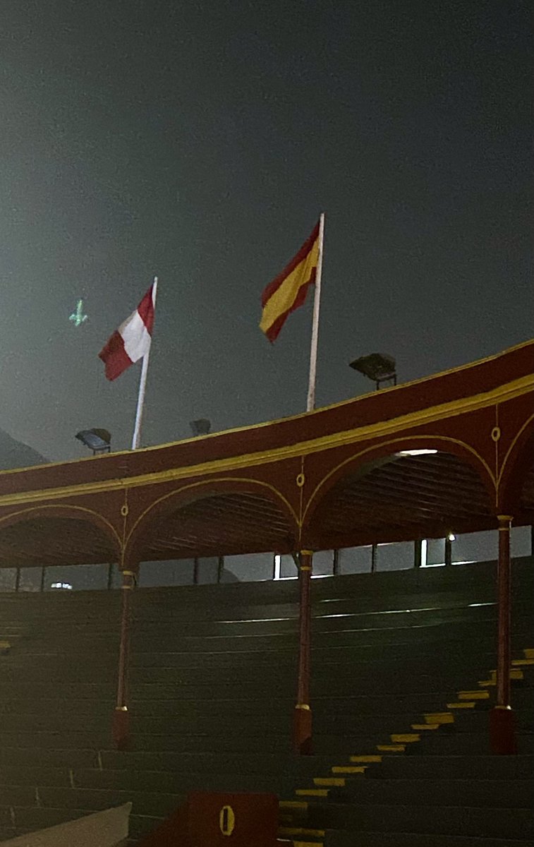 Dos banderas hermanas sobre la plaza de Acho