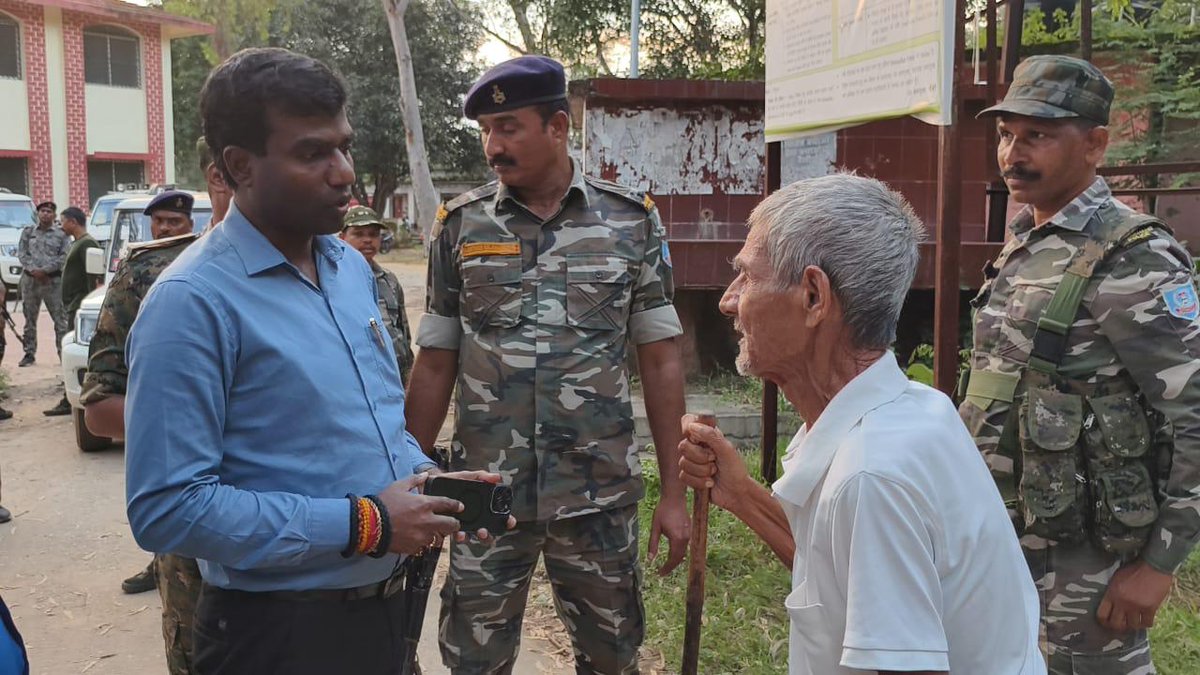 आज बुण्डू अनुमण्डल, प्रखण्ड एवं अंचल कार्यालय का औचक निरीक्षण किया । निरीक्षण के दौरान कार्यालयों में उपस्थित पदाधिकारियों एवं कर्मियों की उपस्थिति, अभिलेखों, सेवा पुस्तिका, आगत-निर्गत पंजी, जनशिकायत निवारण व्यवस्था, पेंशन एवं अन्य योजनाओं की समीक्षा की।

🔆 बिना सूचना अनुपस्थित