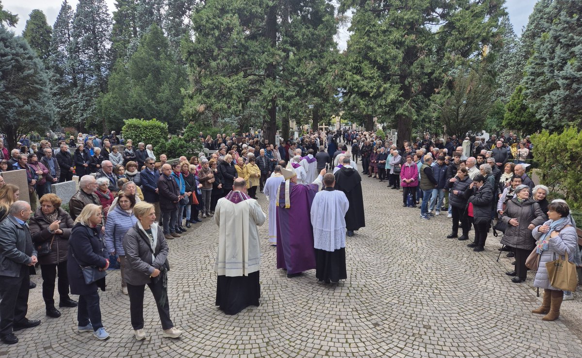 Si è rinnovata oggi (#Ognissanti) nel cimitero di Bolzano la grande partecipazione di fedeli alla commemorazione dei defunti guidata dal vescovo Ivo Muser, che ha portato parole di conforto alle persone riunite davanti alle tombe di famiglia
facebook.com/DiocesiBZBX