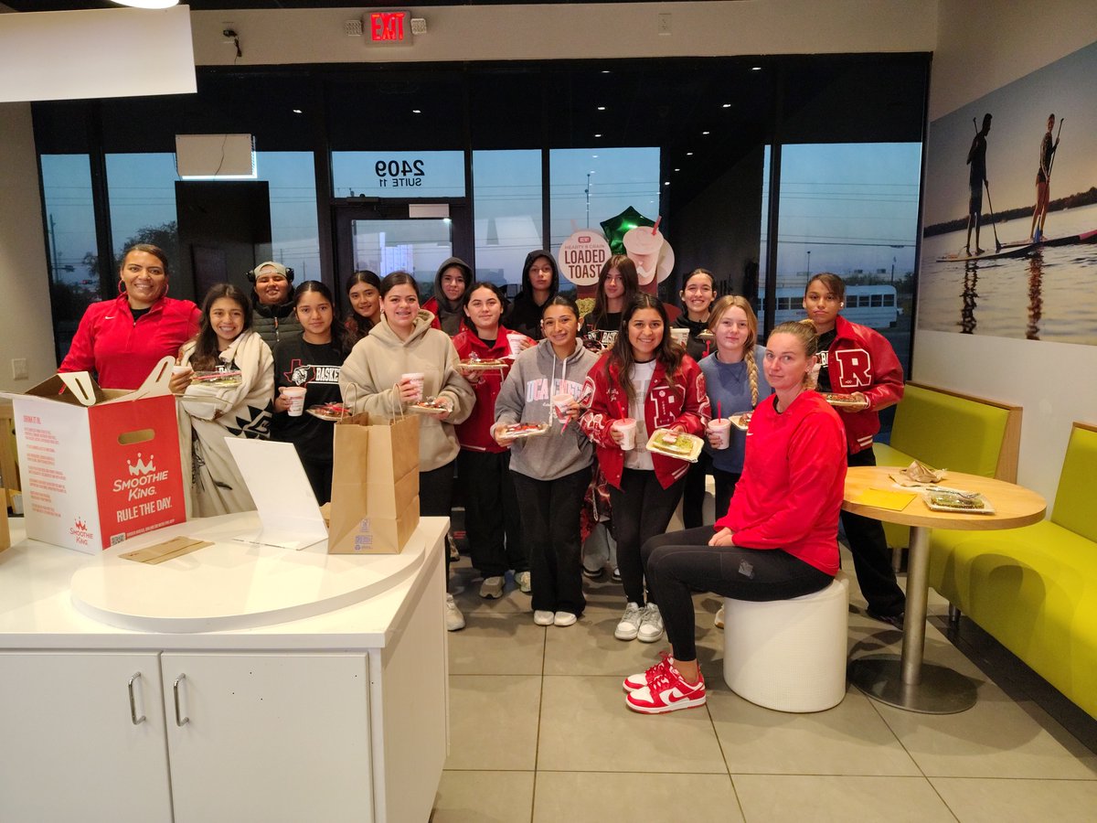 SKDelRio's tweet image. Kick off November strong! 🏀 Rocks Springs ISD team fueled with our smoothies &amp;amp; toast. Wishing them a winning season! 💪 #TeamFuel #SmoothieKing