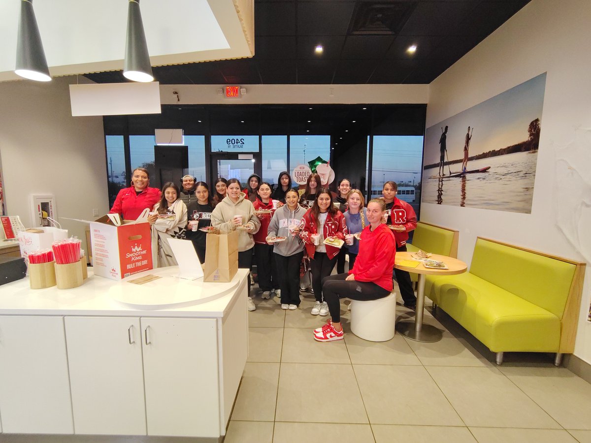 SKDelRio's tweet image. Kick off November strong! 🏀 Rocks Springs ISD team fueled with our smoothies &amp;amp; toast. Wishing them a winning season! 💪 #TeamFuel #SmoothieKing