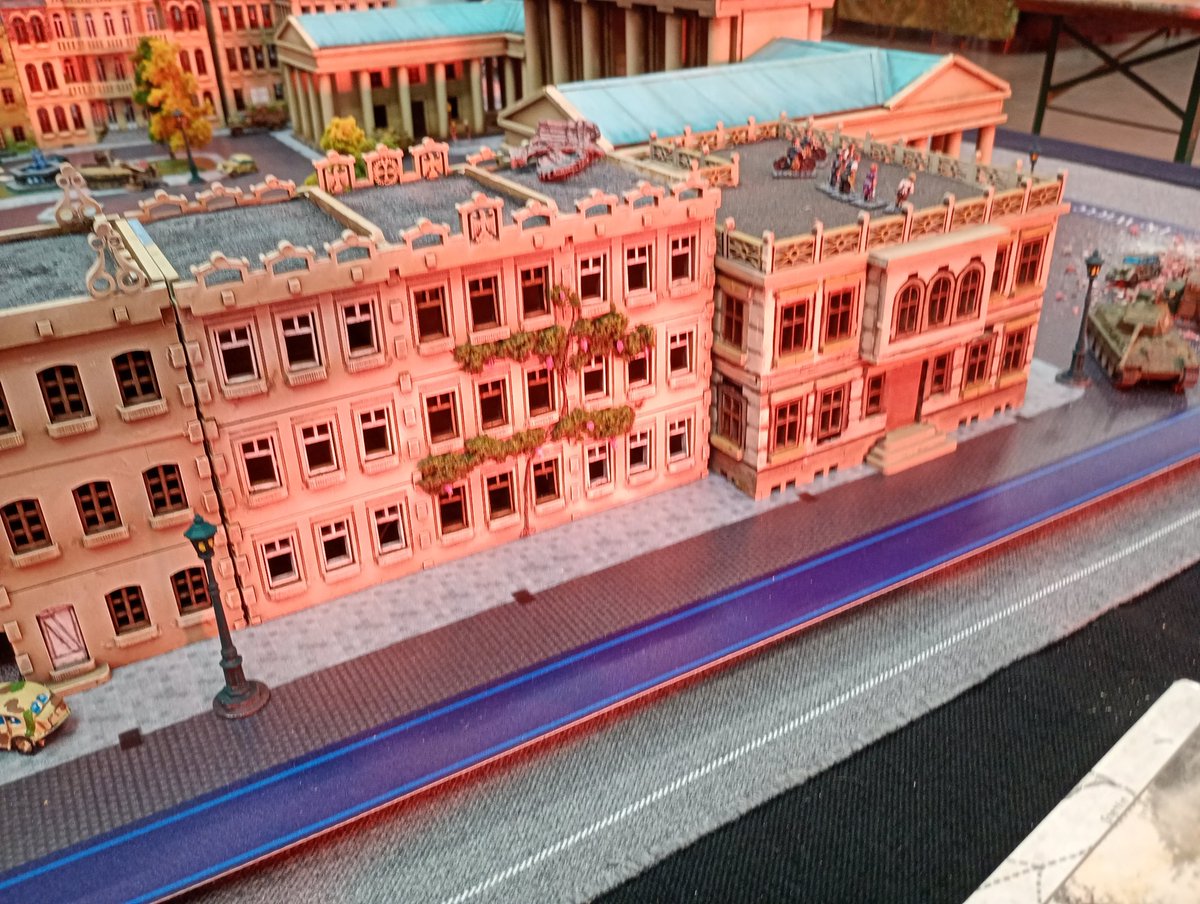 leadpile's tweet image. The setting sun lights up our Berlin table in the orange glow of a burning city...
Crisis wargame show 2025 is coming to an end.